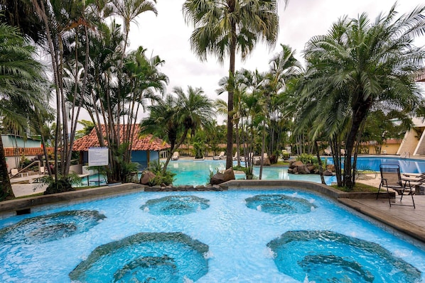 3 piscinas externas, espreguiçadeiras