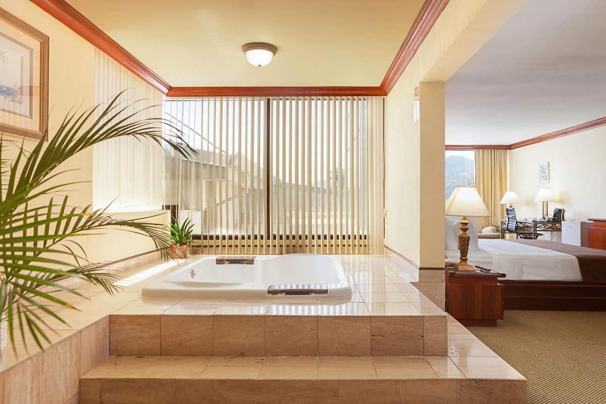 Phòng Suite, 1 giường cỡ king, không hút thuốc (Bridal Suite) | Bộ đồ giường cao cấp, nệm Select Comfort, két bảo mật tại phòng, bàn