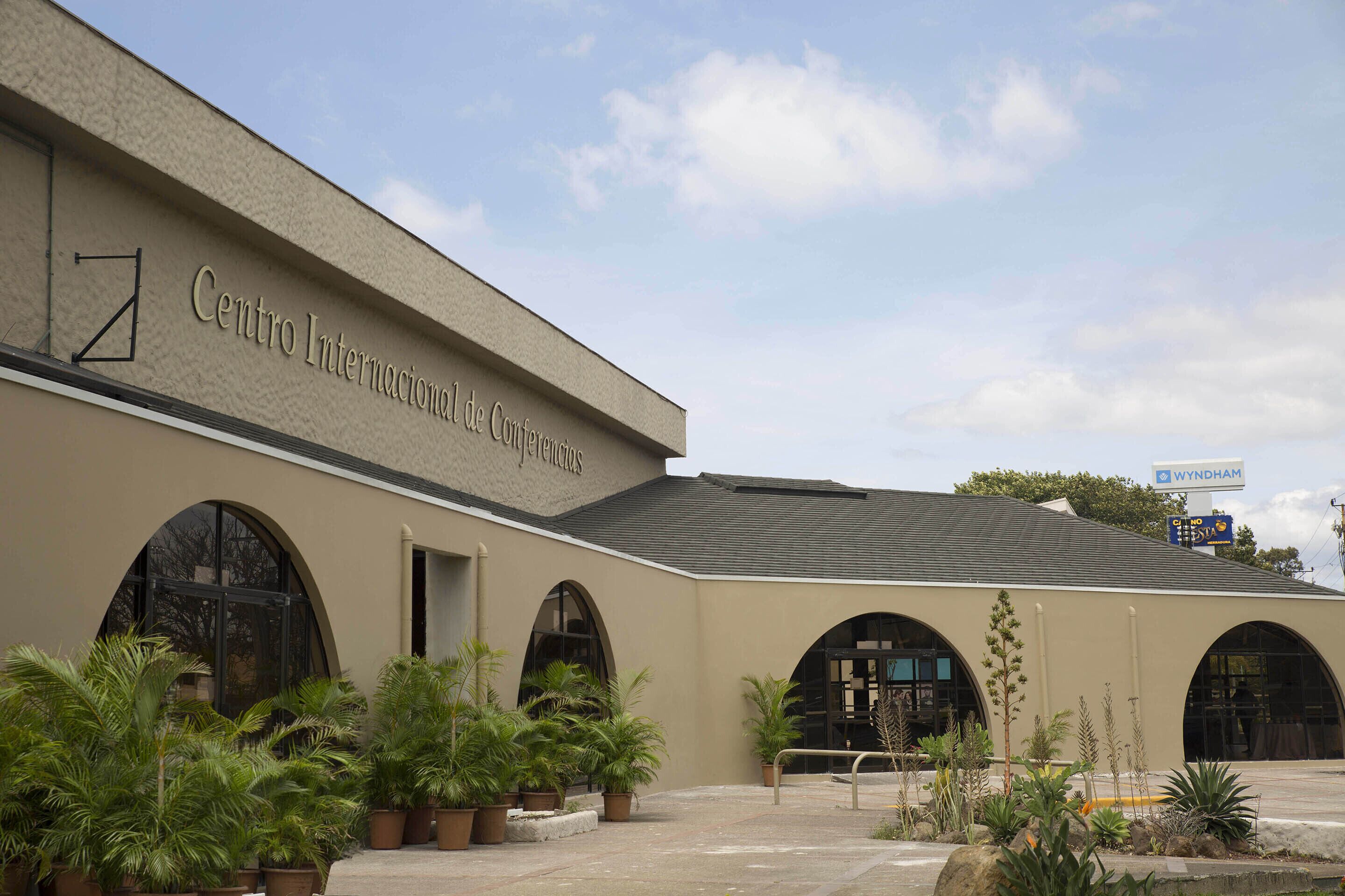 A building with the sign "Centro Internacional de Contemporaneo" and a Wyndham logo.