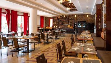 Lunch and dinner served, international cuisine