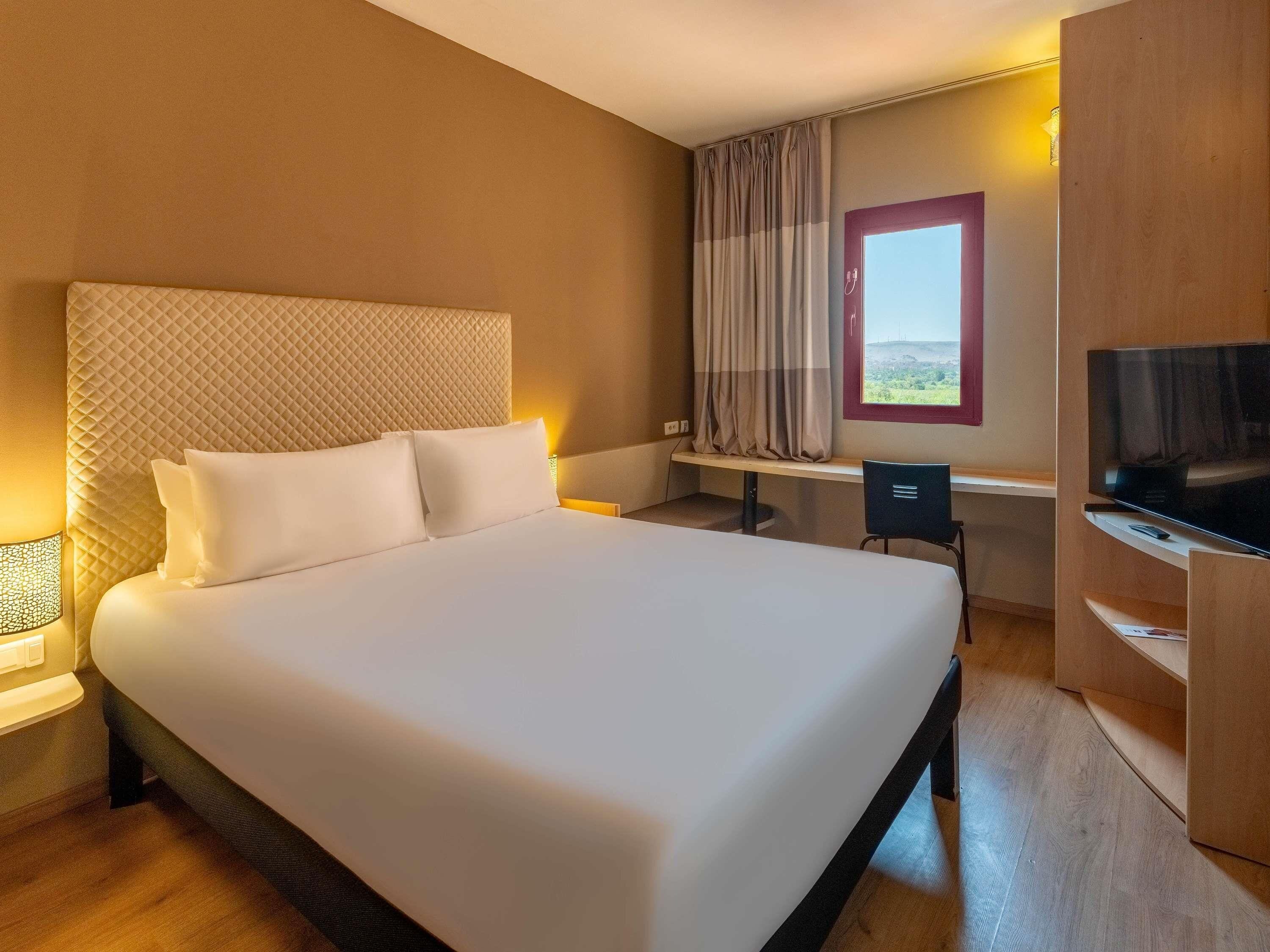 Escritorio, sistema de insonorización y tabla de planchar con plancha 