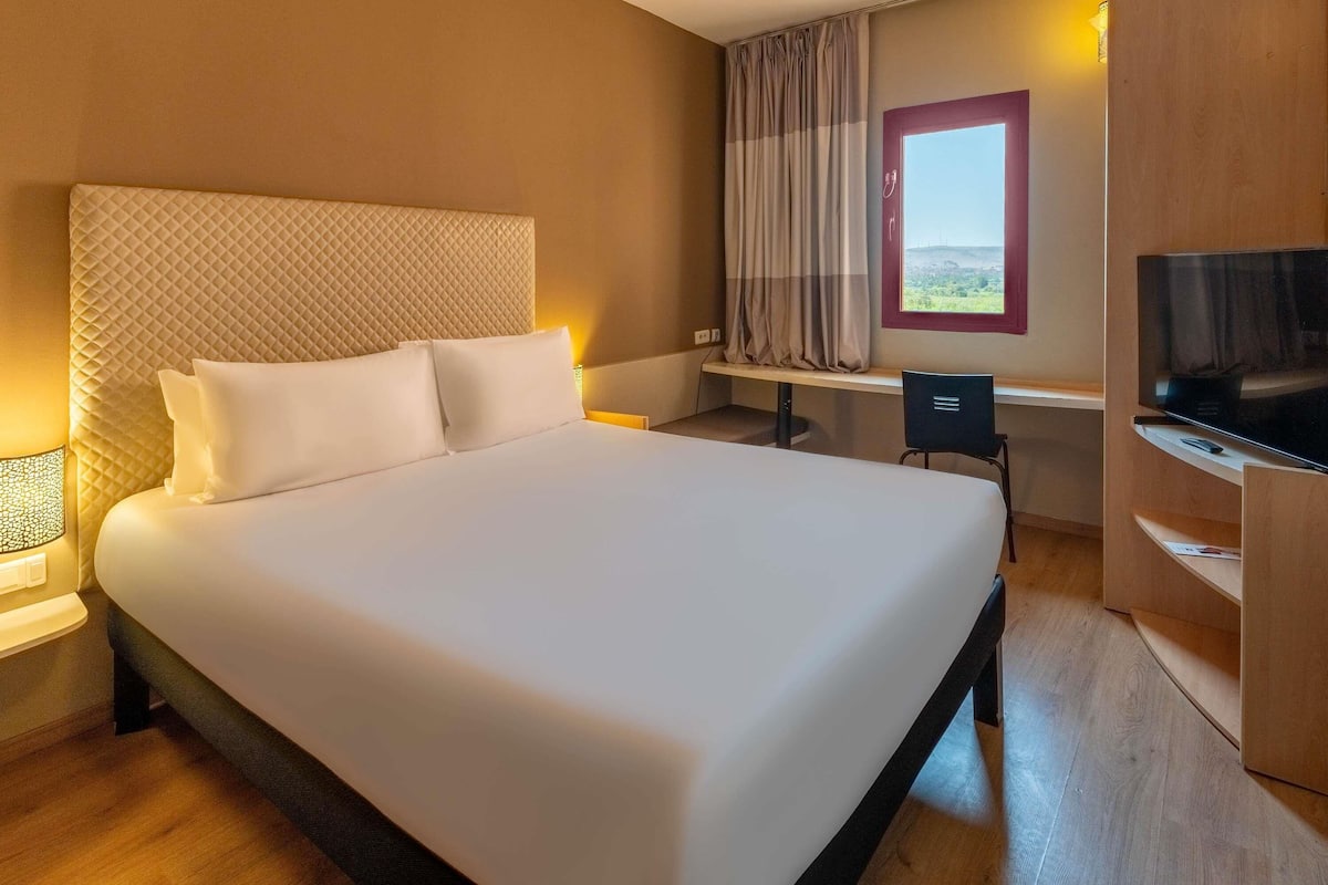 Escritorio, sistema de insonorización y tabla de planchar con plancha