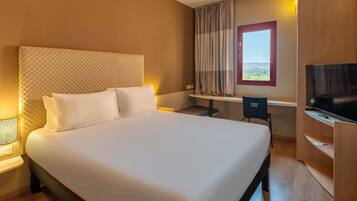 Desk, soundproofing, iron/ironing board, free WiFi