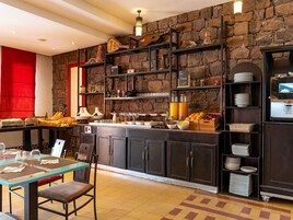 Lunch and dinner served, international cuisine