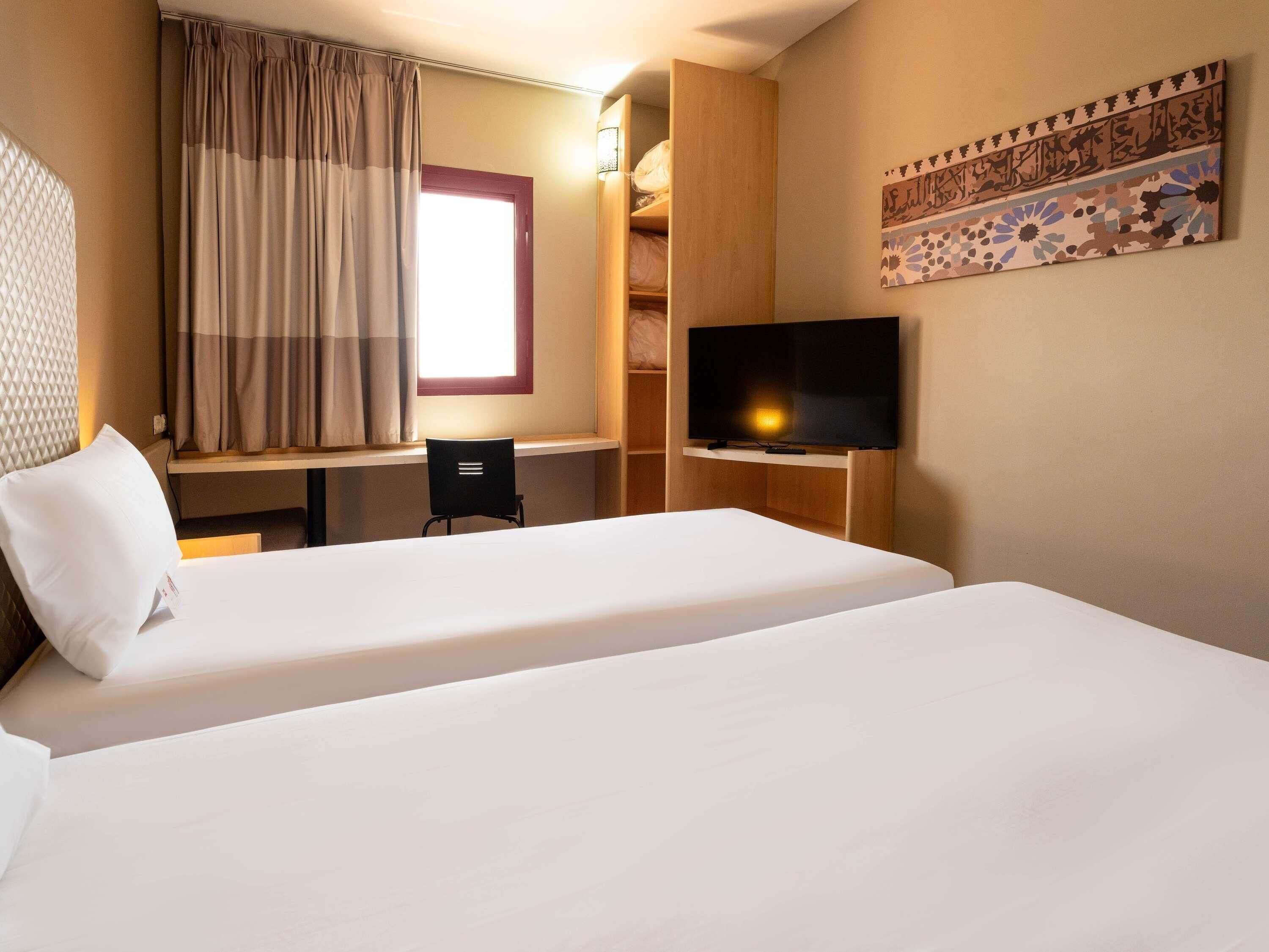 Escritorio, sistema de insonorización y tabla de planchar con plancha 