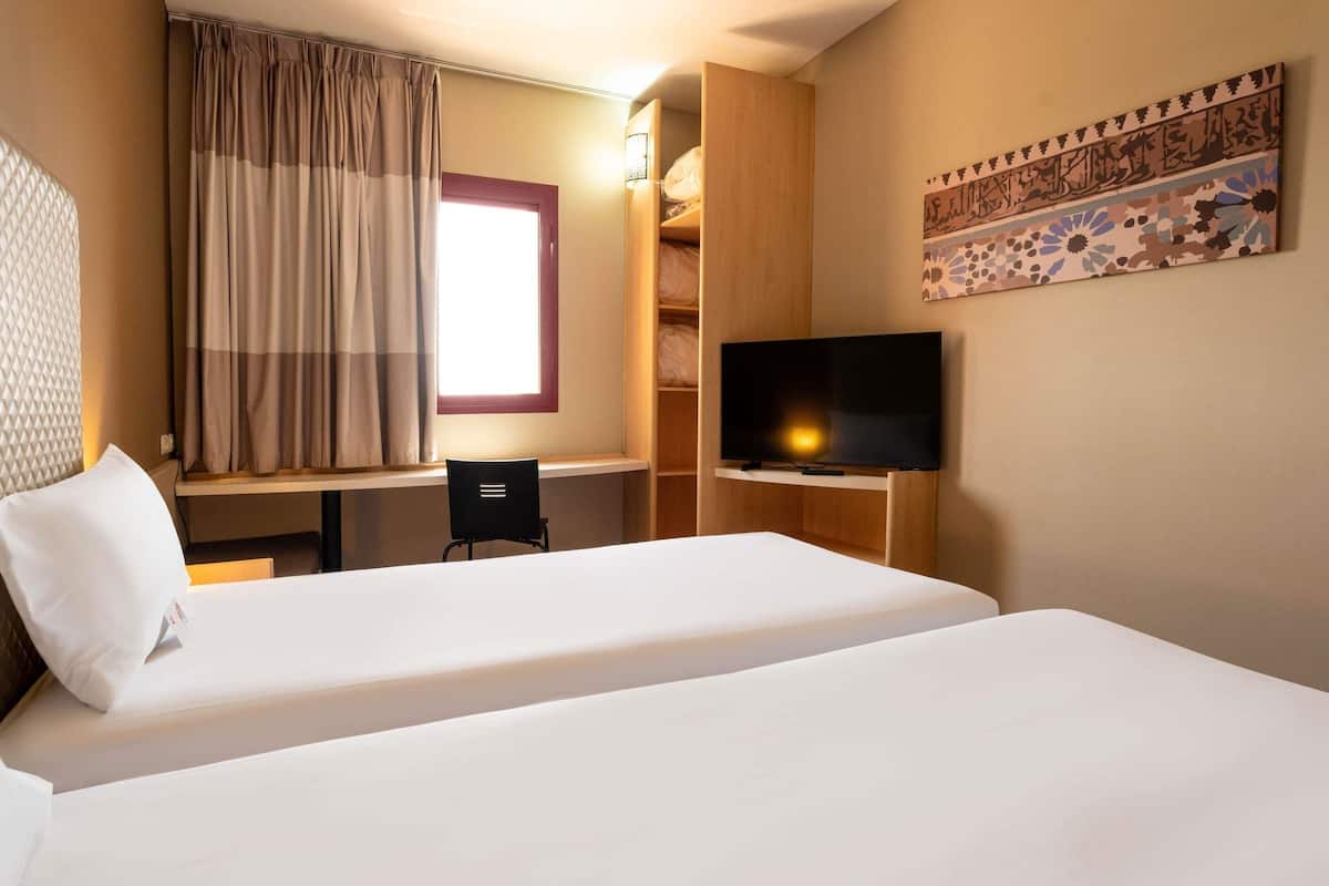 Escritorio, sistema de insonorización y tabla de planchar con plancha