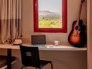 Escritorio, insonorización, tabla de planchar con plancha y wifi gratis