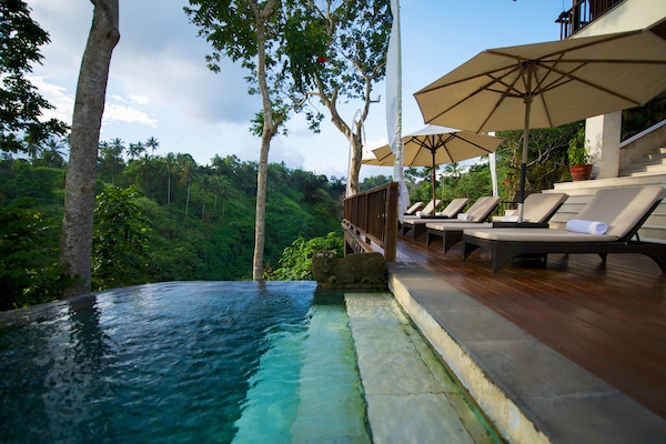 Una piscina al aire libre, cabañas de piscina gratuitas, sombrillas