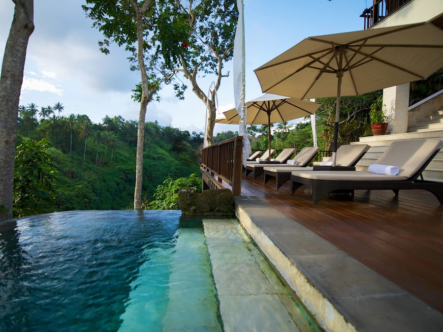 Una piscina al aire libre, cabañas de piscina gratuitas, sombrillas