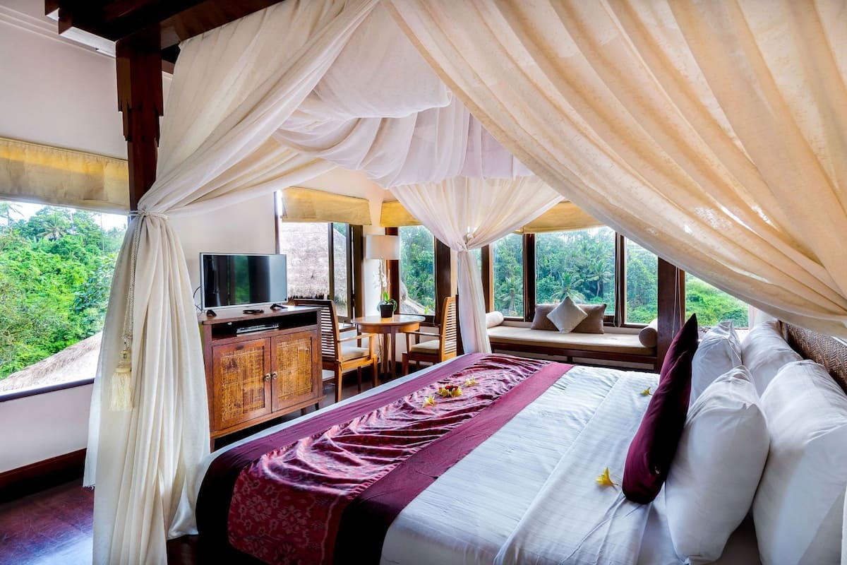 Egyptian cotton sheets, premium bedding, pillow-top beds, minibar