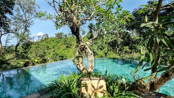 Kolam renang indoor dan kolam renang outdoor, dengan payung kolam renang