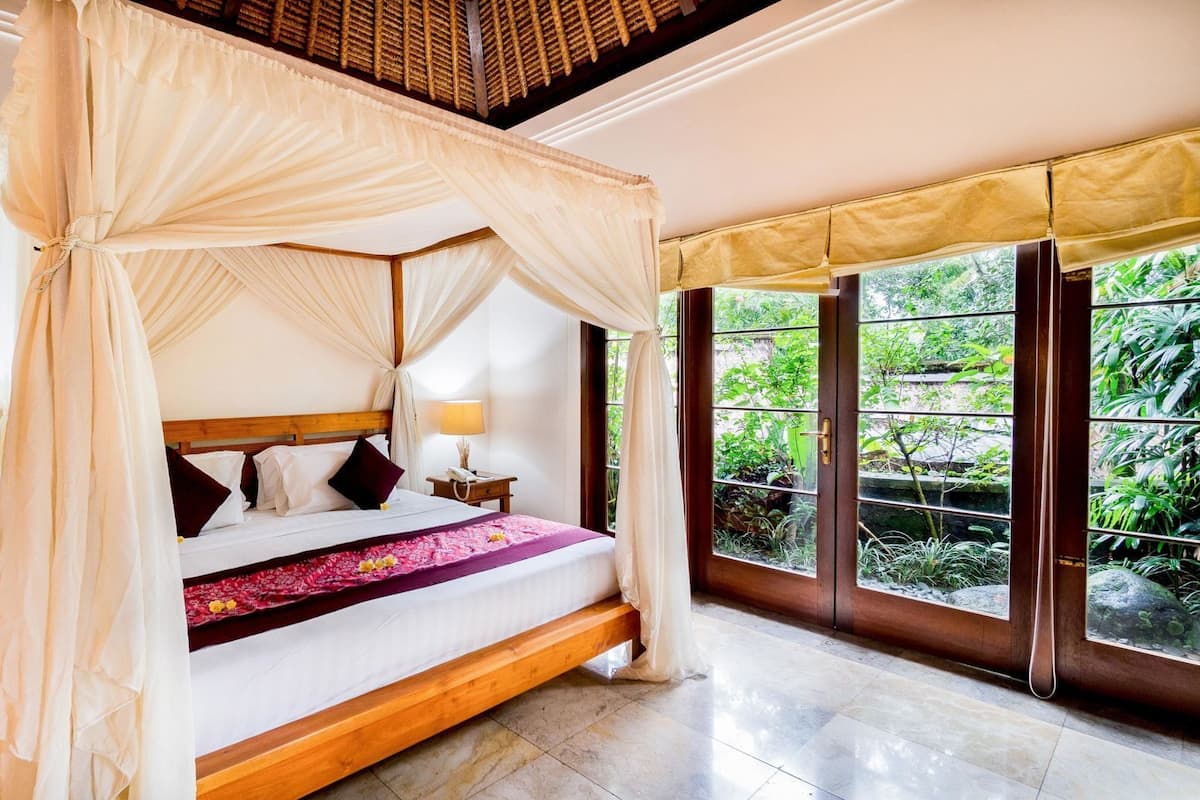 Egyptian cotton sheets, premium bedding, pillow-top beds, minibar