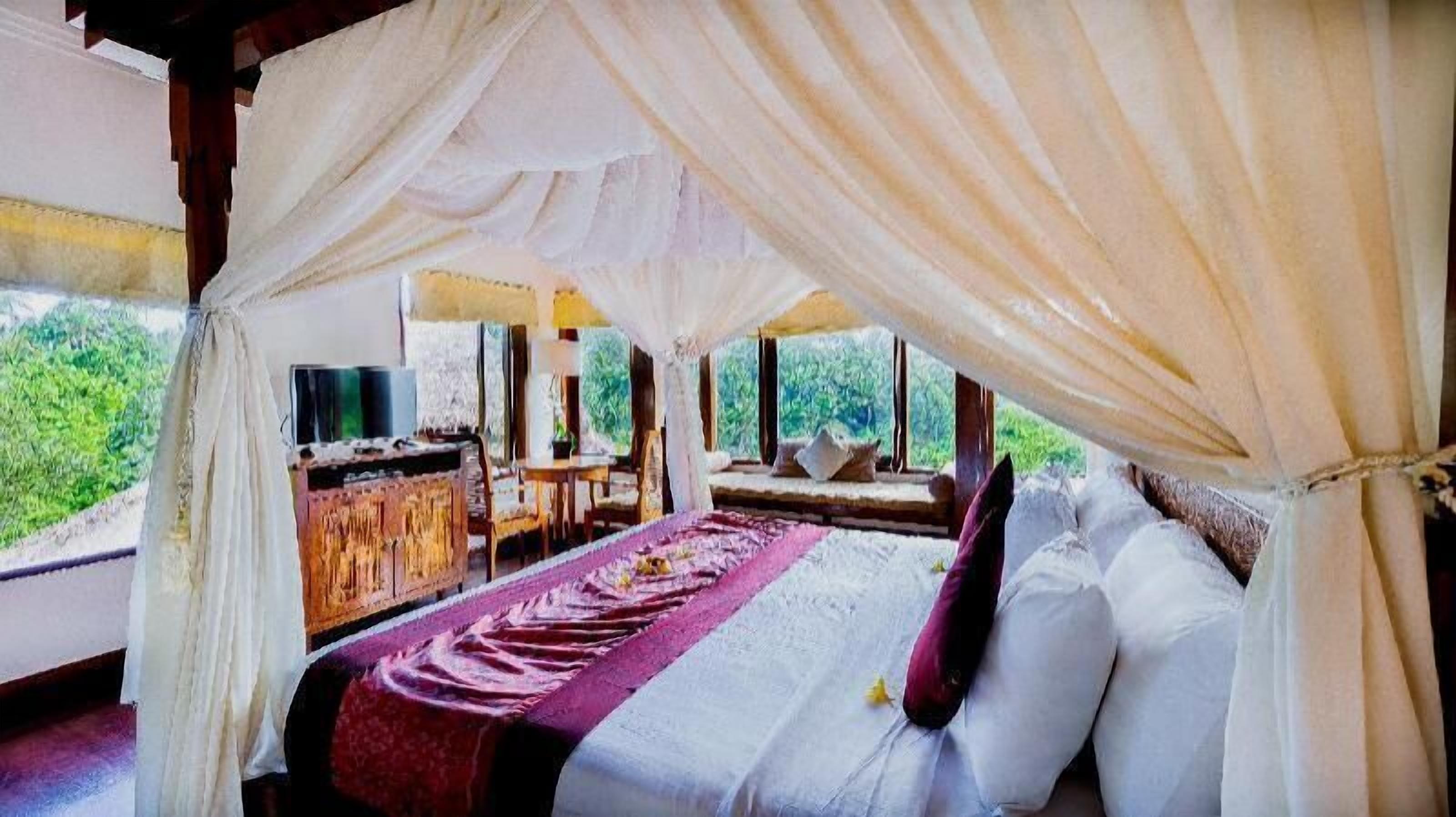 Egyptian cotton sheets, premium bedding, pillow-top beds, minibar