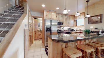 Platinum Room, 2 Bedrooms | Private kitchen | Full-size fridge, microwave, stovetop, dishwasher