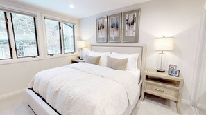 Pengeskab på værelset, strygejern/strygebræt, gratis baby-/barnesenge