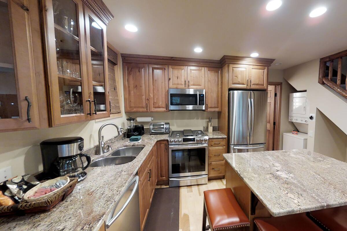 Full-sized fridge, microwave, stovetop, dishwasher