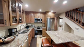 Room, 2 Bedrooms (Diamond) | Private kitchen | Full-sized fridge, microwave, stovetop, dishwasher