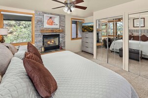 Caja de seguridad en la habitación y tabla de planchar con plancha 