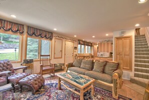 Gold Room, 3 Bedrooms | Opholdsområde | Tv, pejs, dvd-afspiller