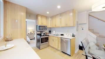 Platinum Room, 3 Bedrooms | Private kitchen | Full-sized fridge, microwave, stovetop, dishwasher