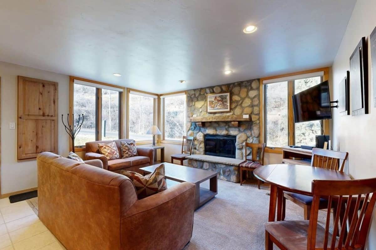 Condo (2 Bedrooms) | Front of property