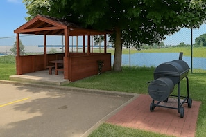 BBQ/picnic area - Days Inn by Wyndham Morton (Morton)