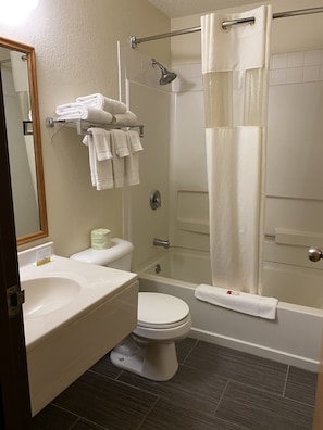 Chambre, 2 grands lits, fumeur | Douche de la salle de bain