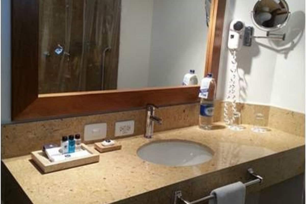Habitación superior, 2 camas individuales, no fumadores | Baño | Ducha y cabezal de ducha tipo lluvia