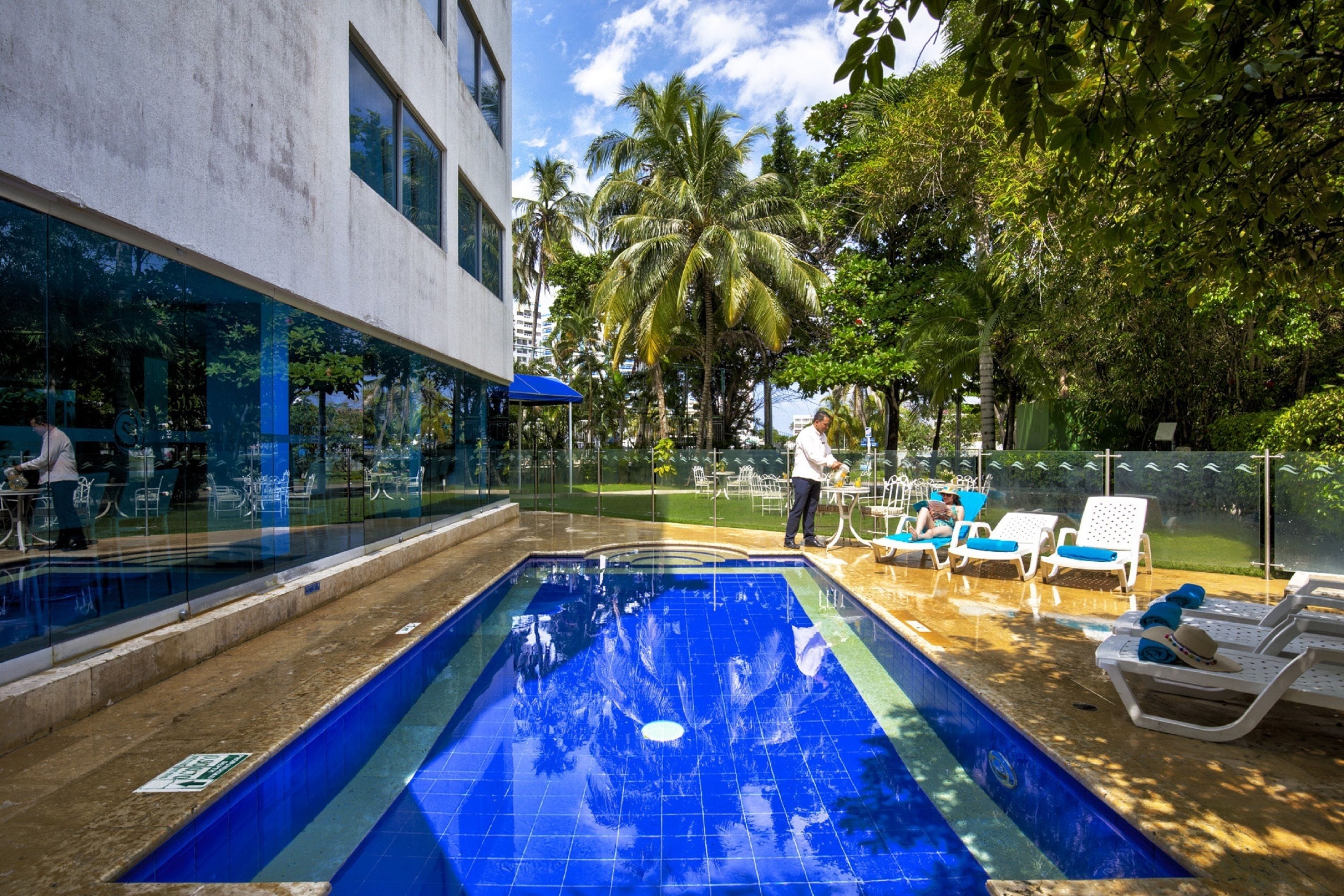 من حمّامات السباحة المغطاة، حمّام سباحة خارجي