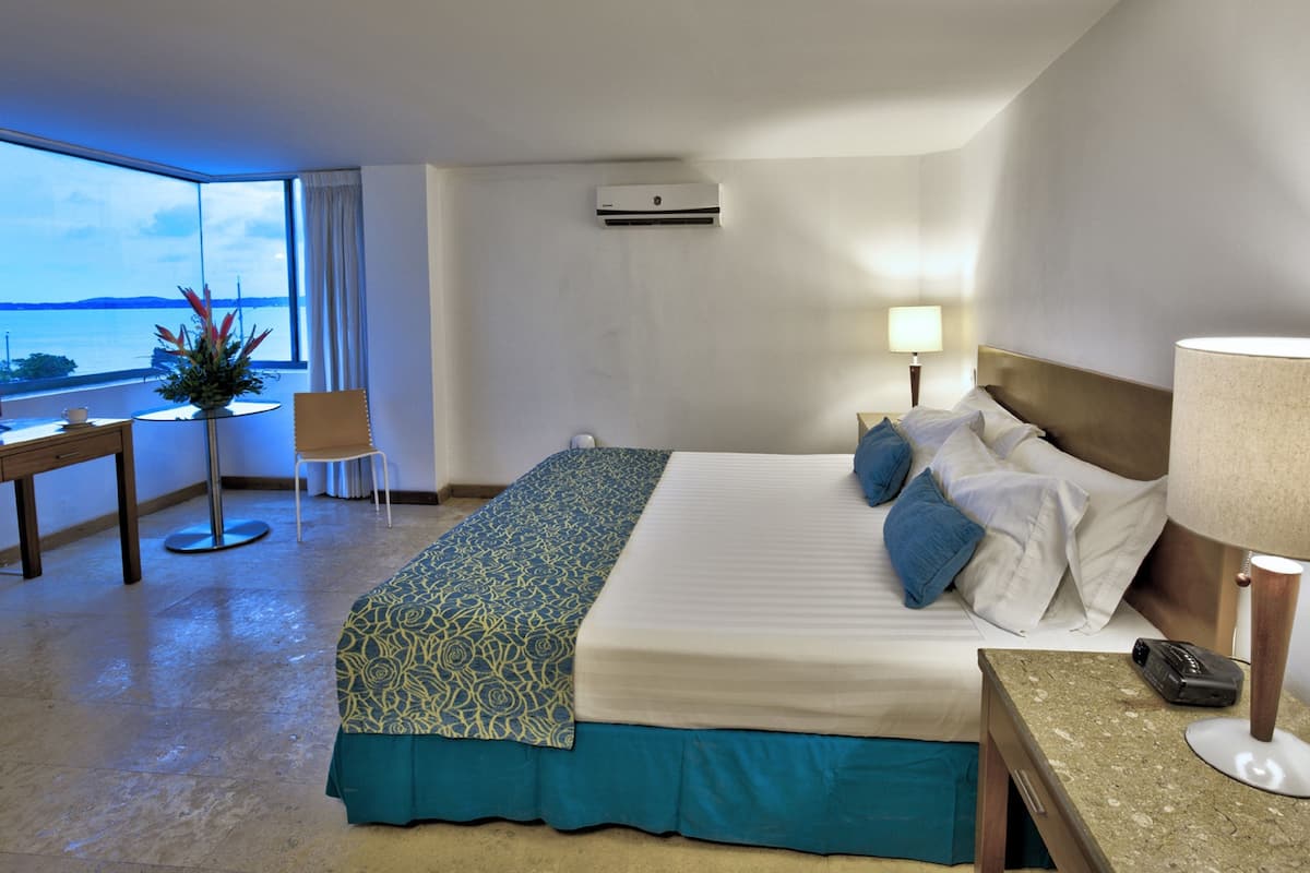 Ropa de cama de alta calidad, minibar, caja fuerte y escritorio