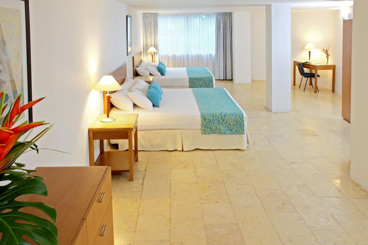 Ropa de cama de alta calidad, minibar, caja fuerte y escritorio