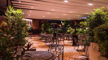 2 restaurants; breakfast, lunch, dinner, and brunch served