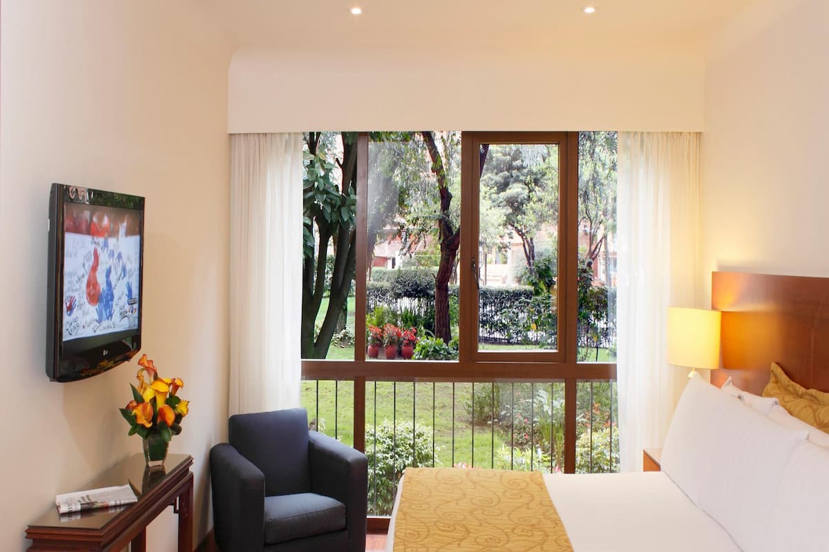 Premium bedding, in-room safe, desk, blackout curtains