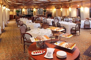 4 restaurants, breakfast, lunch, dinner served; international cuisine
