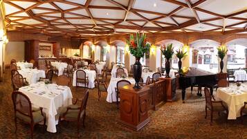 4 restaurantes; se sirve desayuno, almuerzo y cena; cocina internacional