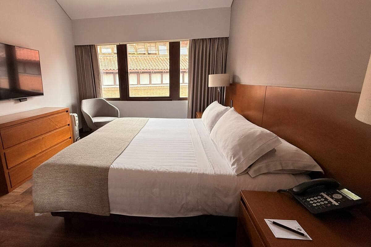 Junior Apartment, 1 King Bed (ApartaJunior 1 King Bed) | Premium bedding, minibar, in-room safe, desk