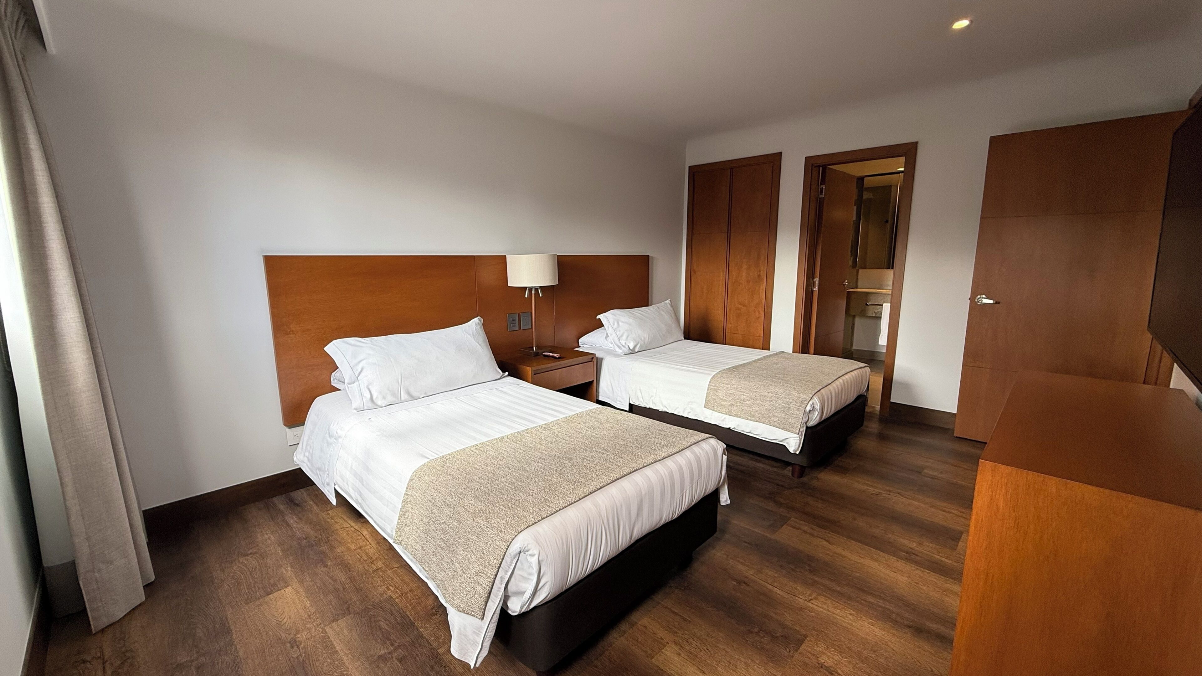 Appartamento Deluxe, letti multipli, 2 bagni (ApartaSuite Estelar 2 Habitaciones) | Biancheria da letto di alta qualità, minibar, cassaforte in camera