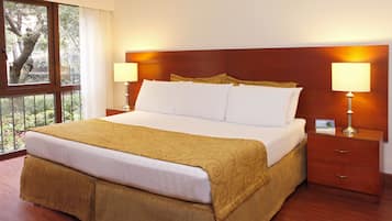 Ropa de cama de alta calidad y caja de seguridad en la habitaciĂłn