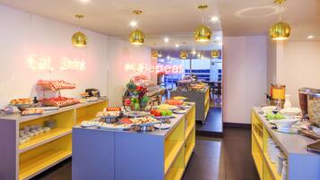 Free daily buffet breakfast