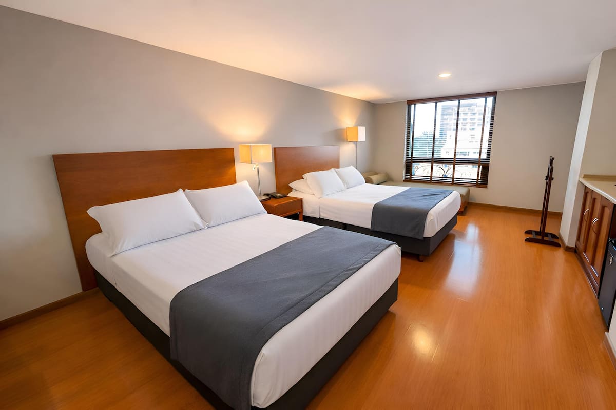 Ropa de cama de alta calidad y caja de seguridad en la habitación