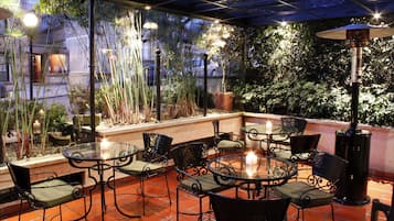 Serviço de café da manhã, almoço, jantar; restaurante ao ar livre