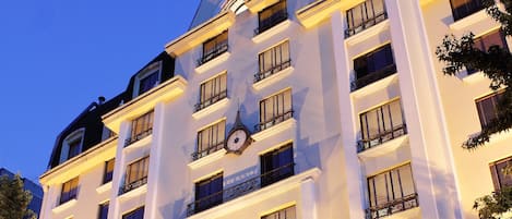 住宿正面 (夜晚)