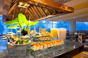 3 restaurantes; se sirven desayunos, almuerzos, cenas y brunches