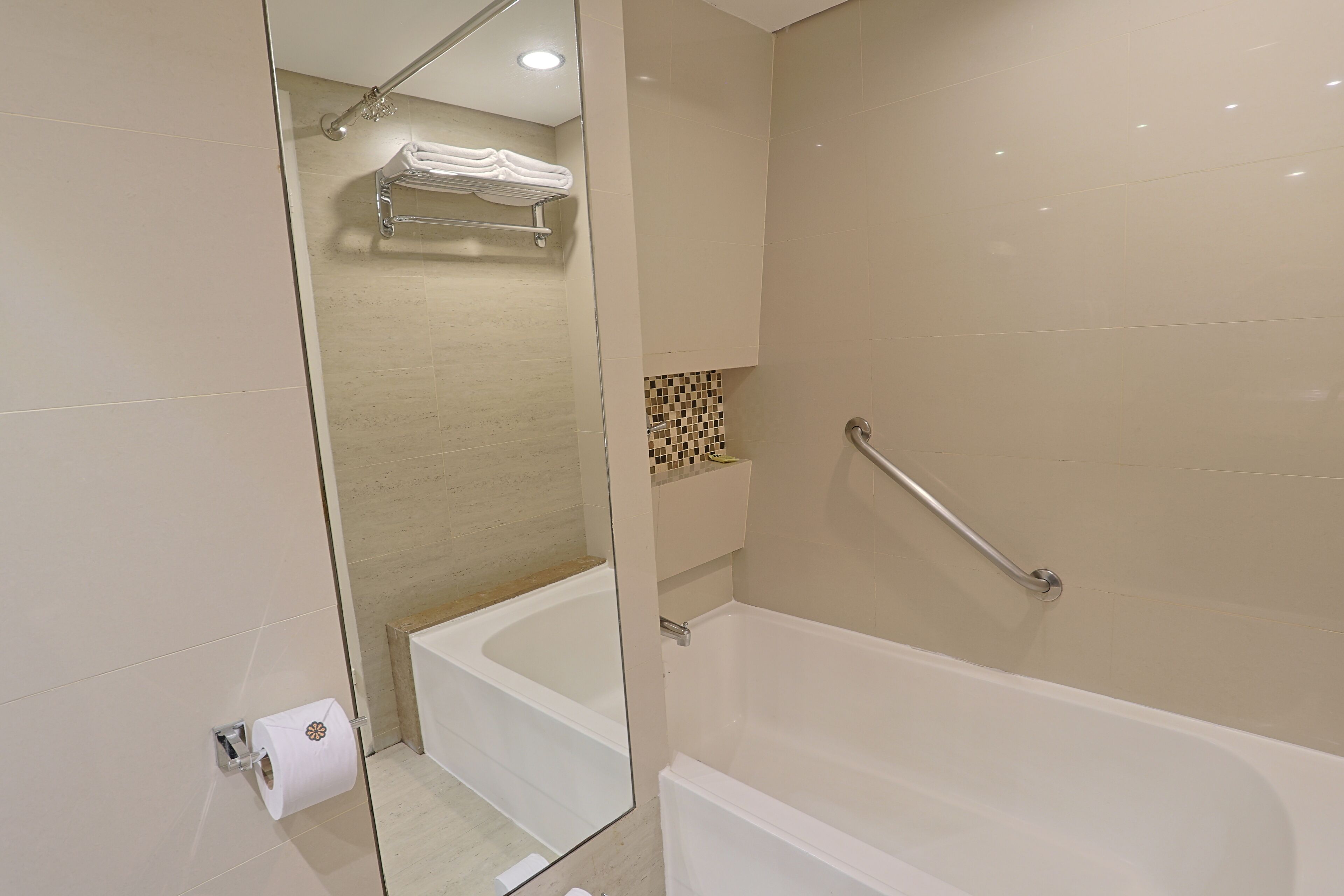 Combined shower/bathtub, rainfall showerhead, free toiletries