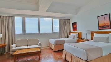 Junior studio suite, Meerdere bedden, uitzicht op zee | 1 slaapkamer, luxe beddengoed, een minibar, een kluis op de kamer