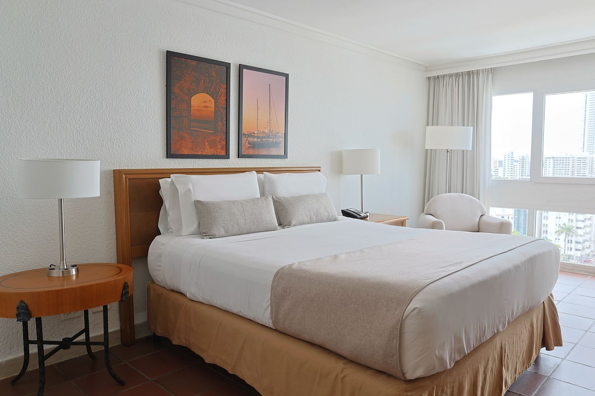 Executive Room, 1 Queen Bed, Partial Ocean View | 1 bedroom, premium bedding, minibar, in-room safe