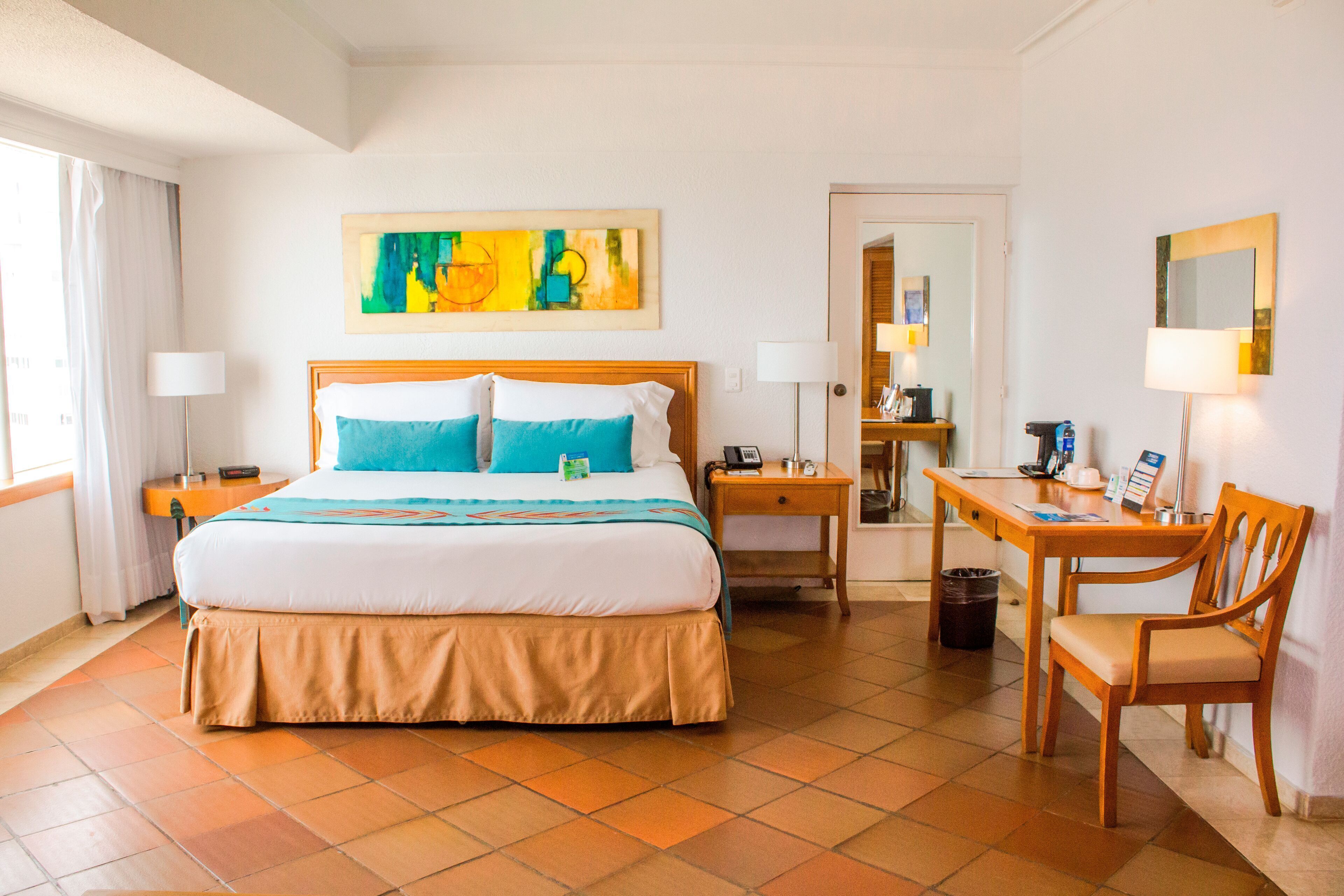 Ropa de cama de alta calidad, minibar, caja fuerte y escritorio
