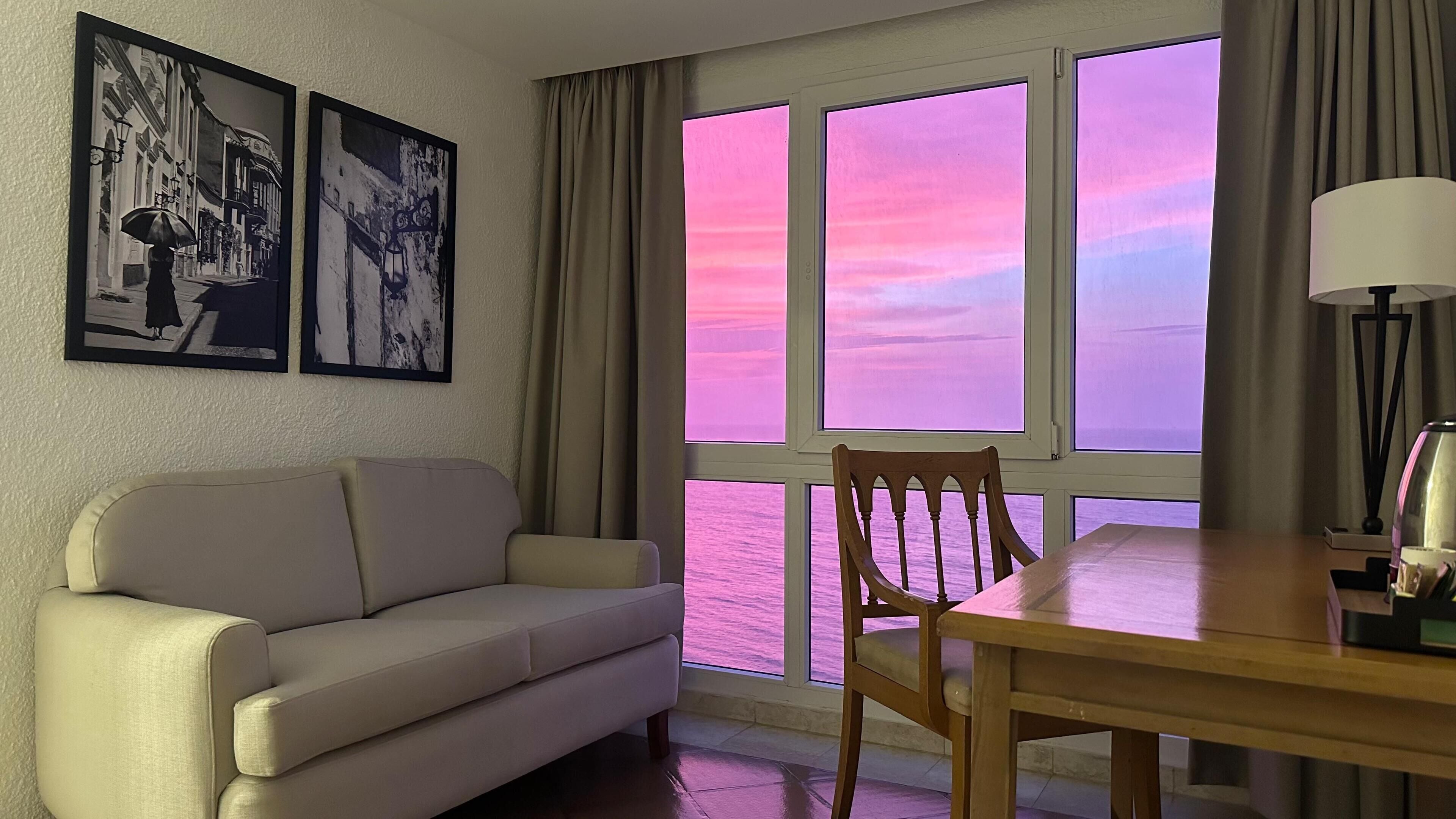 Ropa de cama de alta calidad y minibar 