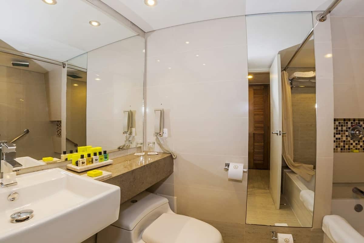 Ensemble douche/baignoire, douche à « effet pluie »