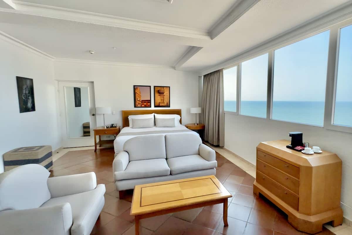 Luxe beddengoed, een minibar, een kluis op de kamer, een bureau